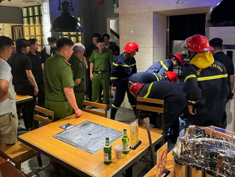 Lực lượng Cảnh sát có mặt tại hiện trường cứu các nạn nhân bị mắc kẹt. Ảnh: Công lý.