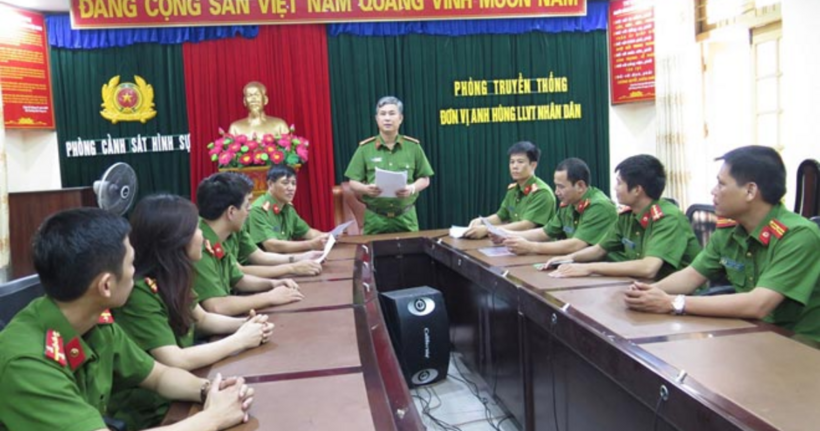 Đại tá Lê Hồng Thắng họp chuyên án với các đội nghiệp vụ.