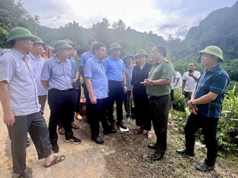 Đoàn công tác của Ủy ban ATGT Quốc gia, Bộ GTVT, Cục Đường bộ Việt Nam tại hiện trường vụ sạt lở đất đá ở Hà Giang.