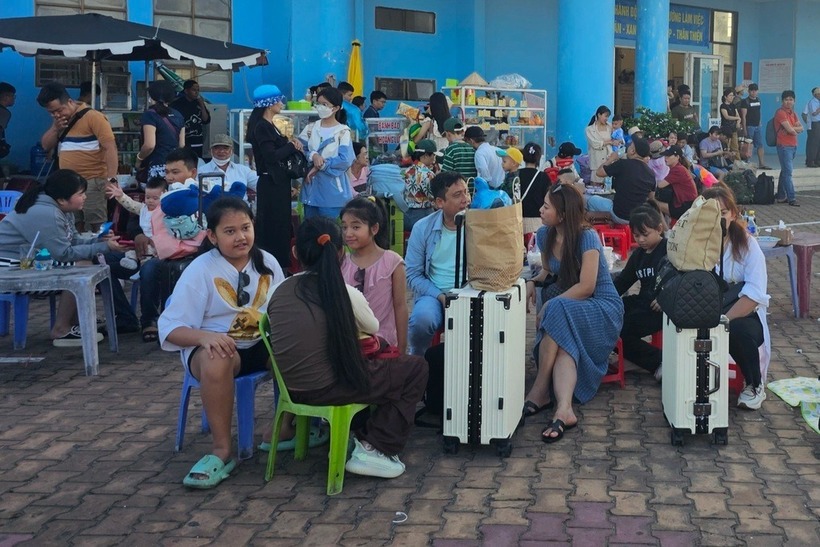 Tàu Rạch Giá đi Phú Quốc, Nam Du đang ngưng chạy vì thời tiết xấu. (Ảnh: Dân trí)