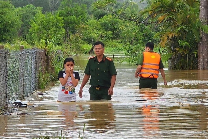Lực lượng chức năng TP Phú Quốc vận động, sơ tán và cứu hộ người dân bị ngập lụt đến nơi an toàn. Ảnh: Dân trí