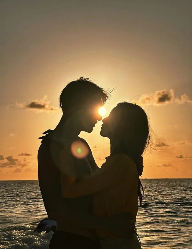 Thông tin cả hai hẹn hò gây sốt mạng xã hội Weibo.
