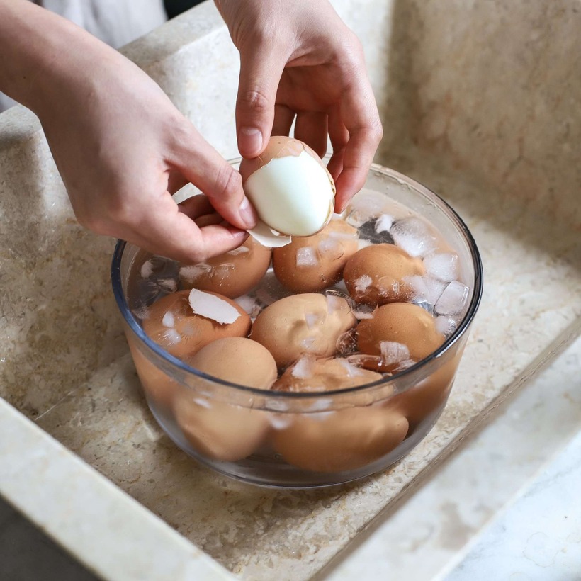Việc ngâm nước lạnh giúp trứng giữ được độ săn chắc và không bị khô, dễ tách vỏ. Ảnh minh họa