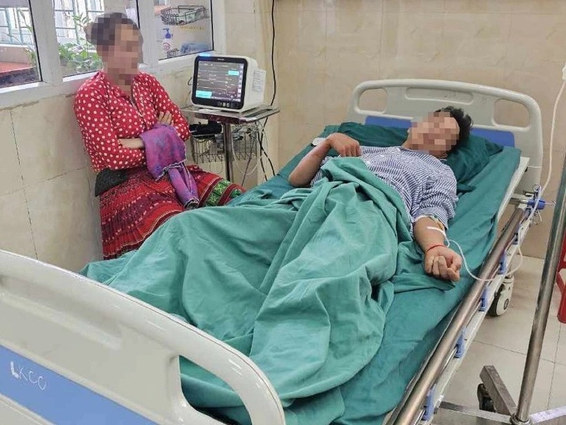 Anh Vừ Mí Sính (20 tuổi) trong phòng cấp cứu Bệnh viện Đa khoa tỉnh Hà Giang. Ảnh: Tuổi Trẻ