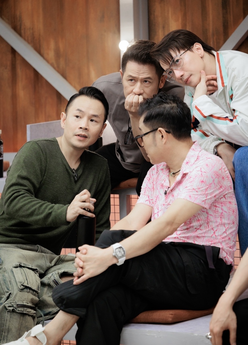 Các anh tài Bằng Kiều, Hồng Sơn, ST. Sơn Thạch, BinZ cân nhắc trước phần đấu giá ca khúc.