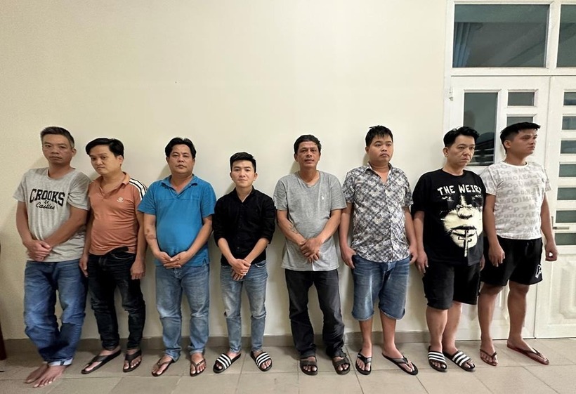 Các đối tượng đánh bạc bằng hình thức cá độ bóng đá bị công an bắt giữ. Ảnh: VietNamNet