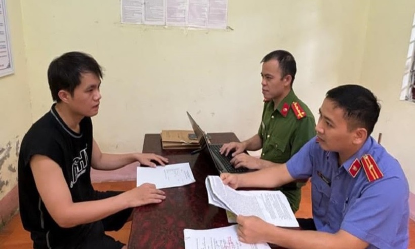 Đối tượng Nguyễn Đa Thuấn tại cơ quan công an.