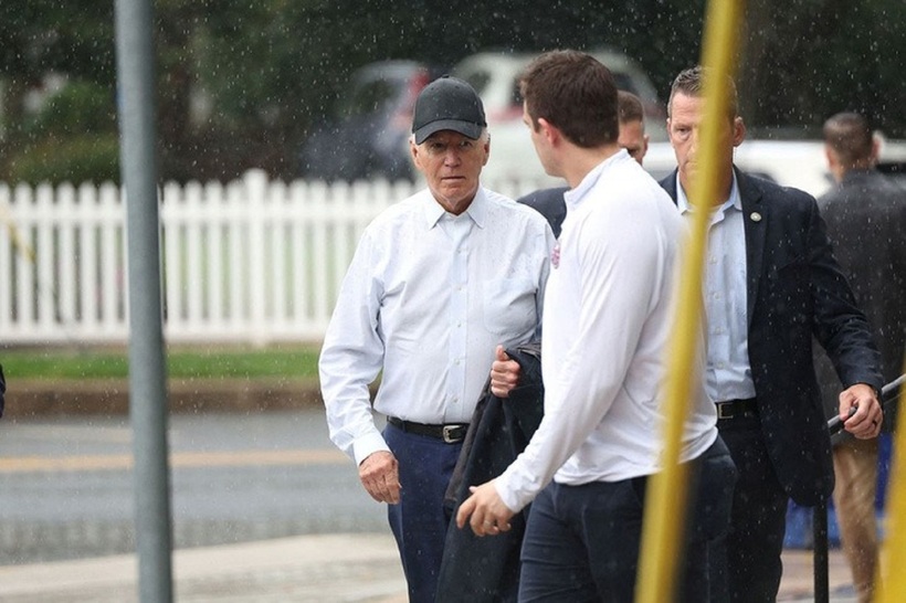 Bức hình chụp Tổng thống Joe Biden rời Nhà thờ Công giáo St. Edmond ở Bãi biển Rehoboth, Delaware, hôm 13/7. Ảnh: Reuters