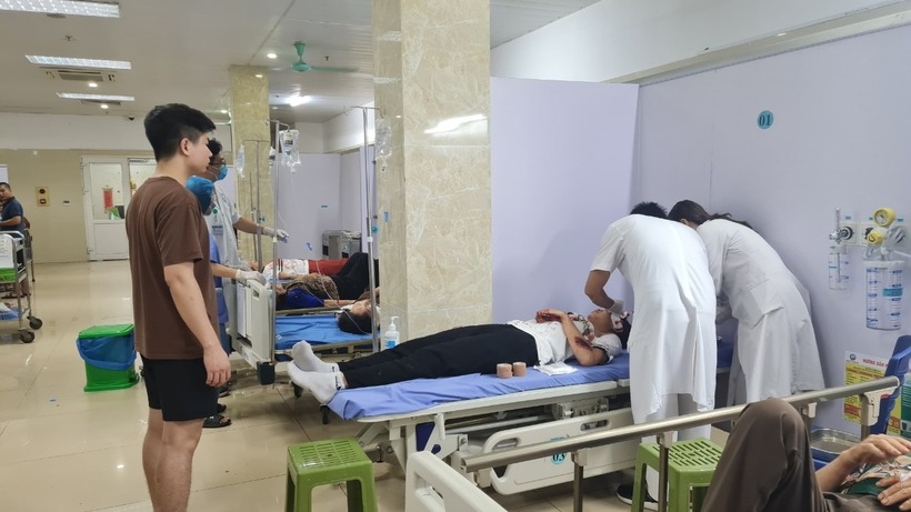 Các nạn nhân được cấp cứu ban đầu tại Bệnh viện Sản Nhi tỉnh. Ảnh: Báo Vĩnh Phúc