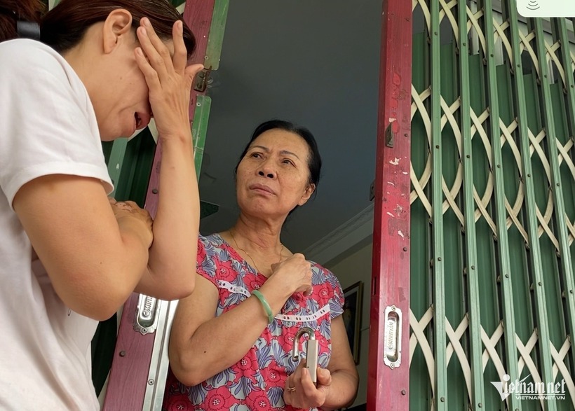 Chị Thanh Hương bật khóc trước vụ hoả hoạ khiến 3 mẹ con tử vong thương tâm. Ảnh: VietNamNet