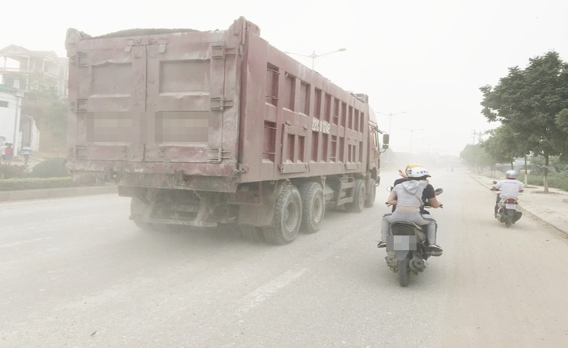 Tình trạng xe chở vật liệu xây dựng không che phủ bạt, gây ô nhiễm môi trường, cản trở tầm nhìn của người tham gia giao thông thường xuyên diễn ra trên một số tuyến đường.