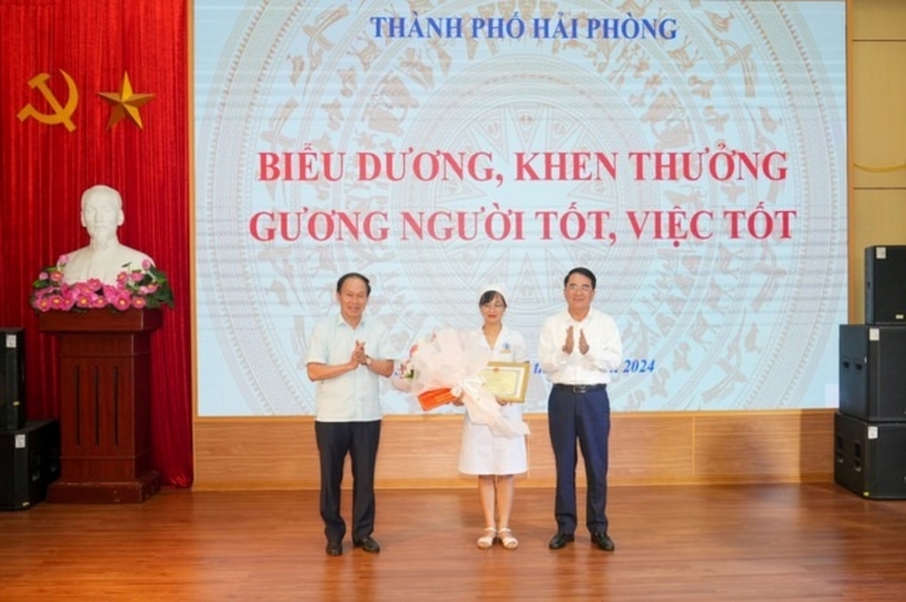 Lãnh đạo TP.Hải Phòng biểu dương, khen thưởng điều dưỡng Nguyễn Thị Thảo. Ảnh: Người Lao Động