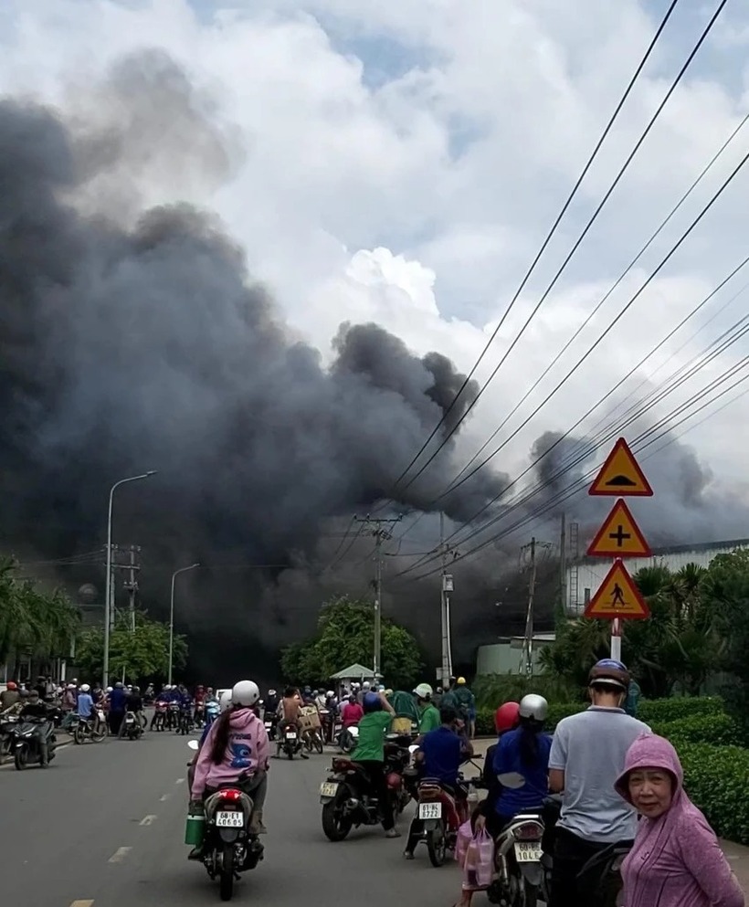 Công nhân nhanh chóng thoát ra ngoài đến khu vực an toàn và trình báo cơ quan chức năng.