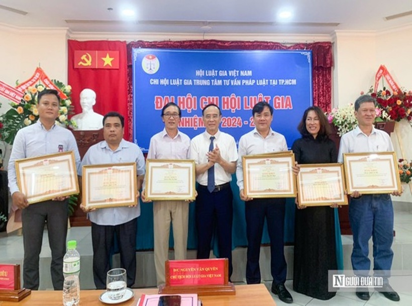 Chủ tịch Hội Luật gia Việt Nam Nguyễn Văn Quyền trao tặng Bằng khen cho các cá nhân đạt thành tích xuất sắc của Chi hội Luật gia Trung tâm tư vấn pháp luật tại Tp.HCM.