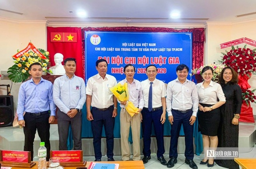 Luật gia Lương Duy Cường (thứ 4 từ trái sang) được tín nhiệm bầu giữ chức Chi Hội trưởng Chi hội Luật gia Trung tâm tư vấn pháp luật tại Tp.HCM.