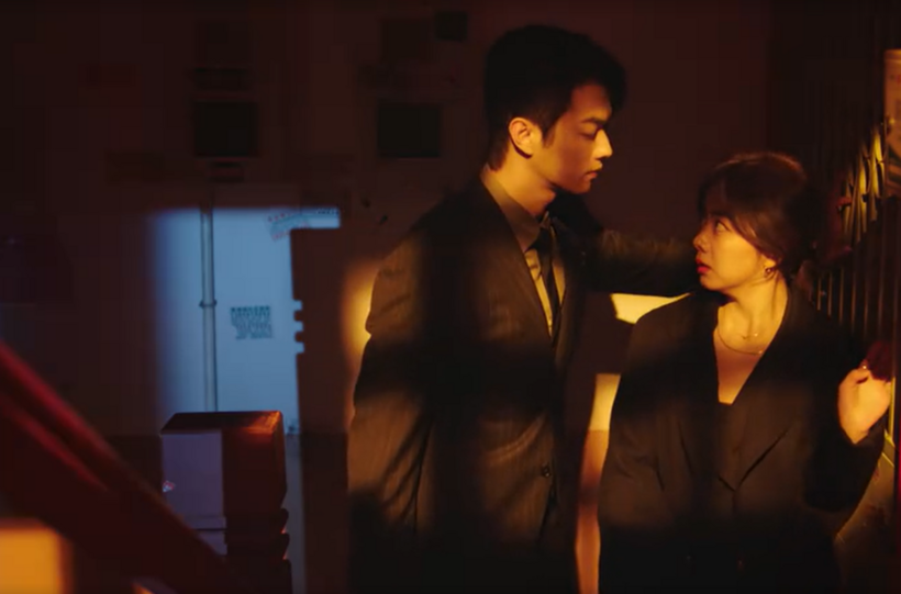 Hàn Đình uống rượu thay Kỷ Tinh, nhân lúc sau ép hỏi vì sao cô trốn anh.