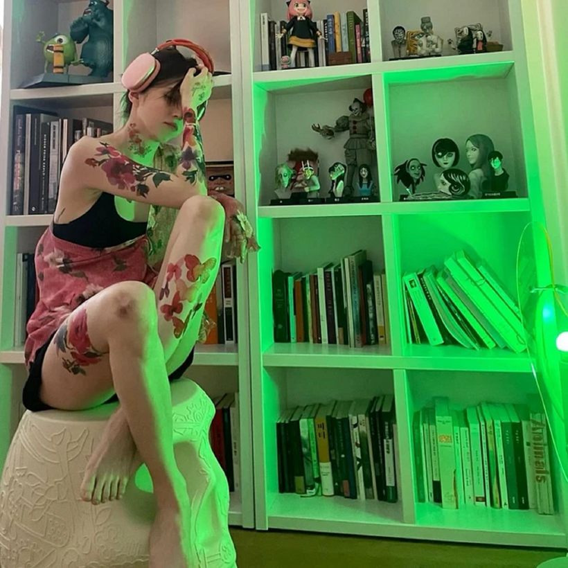 Nhiều khán giả nhận định Han So Hee sử dụng xăm dán.