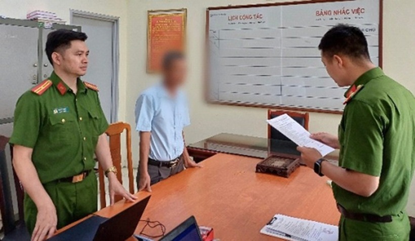 Cơ quan công an công bố quyết định khởi tố. Ảnh: Báo Tiền Phong