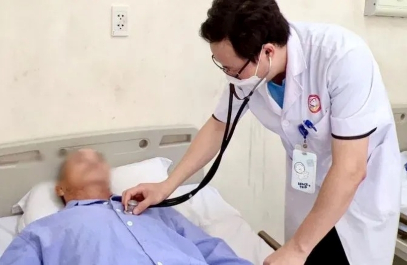 Bệnh nhân được phát hiện sớm và đưa lên Trung tâm Y tế thị xã Quảng Yên kịp thời. Ảnh: VTV Times