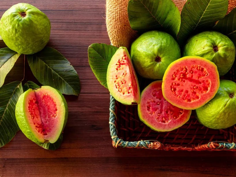 Ổi chứa nhiều vitamin C và chất chống lão hóa, giúp giải độc da, tăng cường collagen.