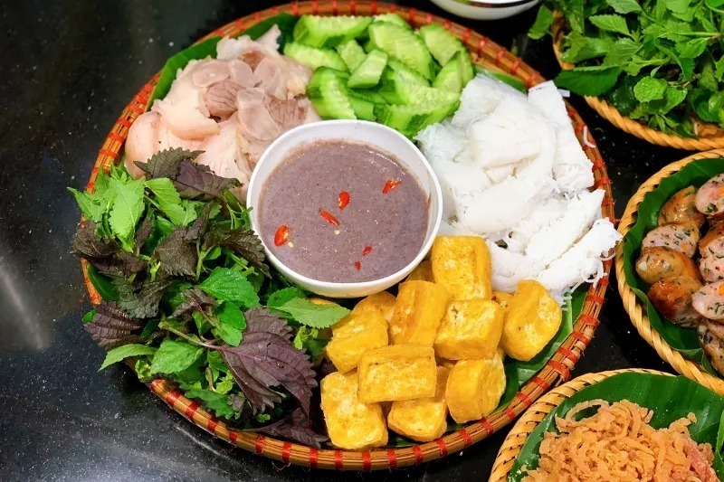 Mắm tôm là linh hồn của món ăn này