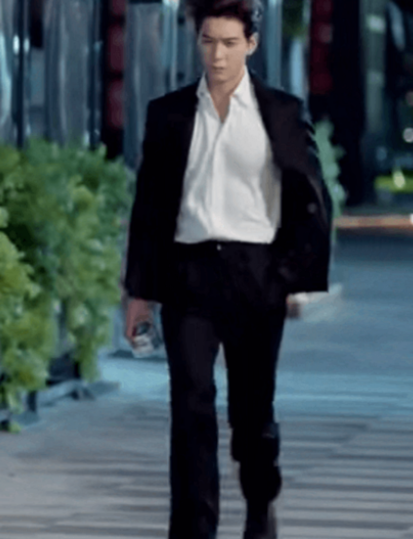 Ở cảnh đi ngược chiều gió, cơ ngực của Trần Tinh Húc hiện rõ mồn một sau lớp áo sơ mi trắng, khiến trái tim khán giả rung rinh.