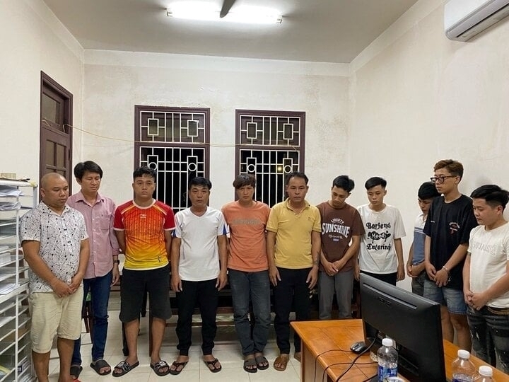11 đối tượng trong 3 đường dây cá độ bóng đá vừa bị khởi tố, bắt tạm giam. Ảnh: VTC News