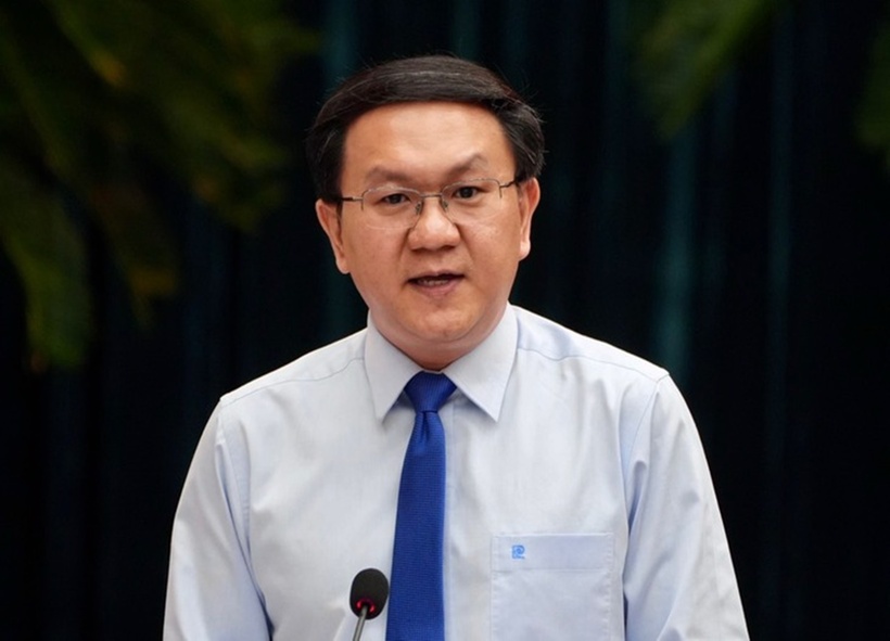 Ông Lâm Đình Thắng - Giám đốc Sở Thông tin và Truyền thông TP.HCM trả lời chất vấn. (Ảnh: Tuổi trẻ)