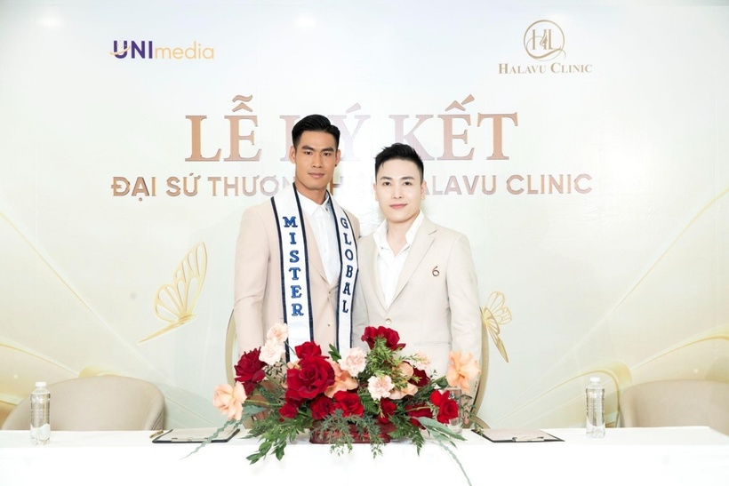 Ông Ethan Nguyễn (CEO Halavu Clinic) chụp ảnh cùng Mister Global 2021 Danh Chiếu Linh