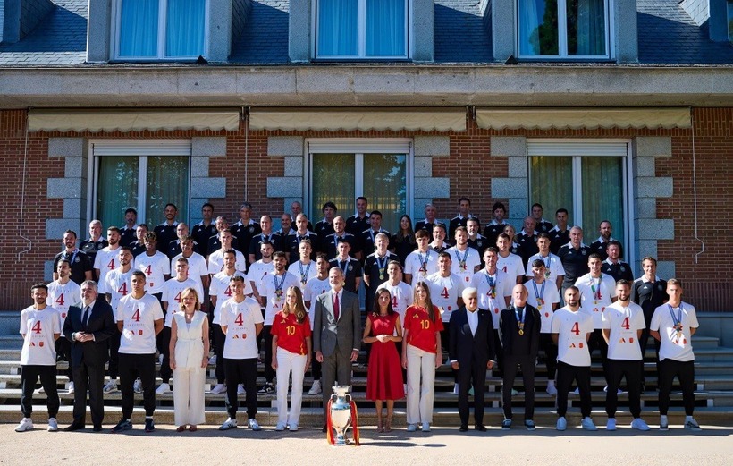 Vua Felipe VI và gia đình chụp hình lưu niệm cùng tuyển bóng đá nam quốc gia cùng chiếc cúp vô địch EURO 2024.