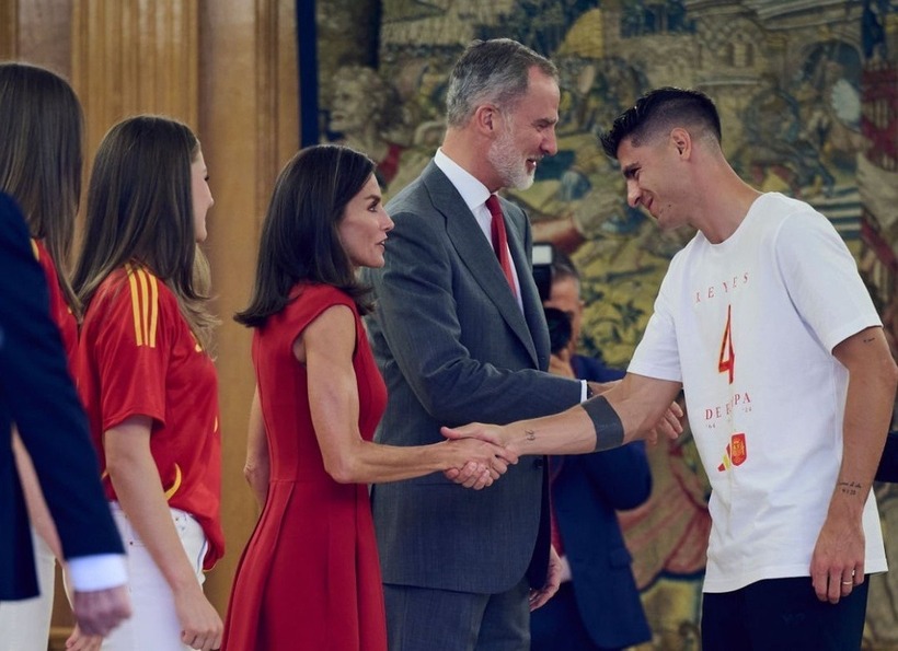 Ngay sau khi rời sân bay, thành viên tuyển Tây Ban Nha di chuyển đến cung điện Zarzuela để dự lễ mừng công do Hoàng gia tổ chức.