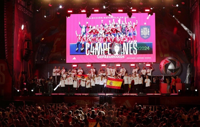 Theo miêu tả, bữa tiệc diễn ra quá nửa đêm nhưng vẫn còn hàng vạn người nán lại quảng trường để chia vui với ĐTQG.