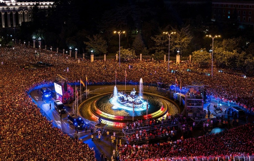 Tại quảng trường dựng sẵn một sân khấu. Sau khi kết thúc màn diễu hành, La Roja cùng các ngôi sao ca nhạc đã nhảy múa xuyên đêm trên sân khấu.