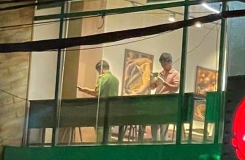 Công an khám nghiệm hiện trường vụ án mạng