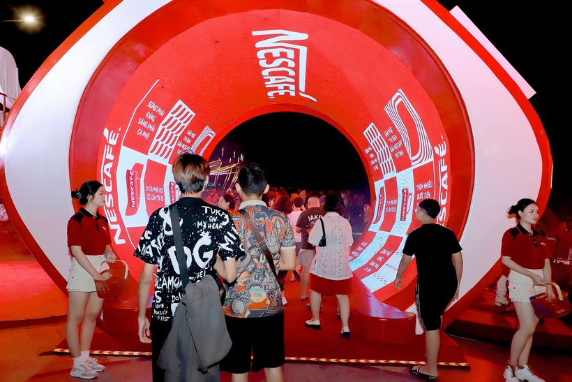 Không gian ánh sáng 360 độ bên trong ly sứ đỏ khổng lồ thu hút người dân tham quan tại Bến Bạch Đằng