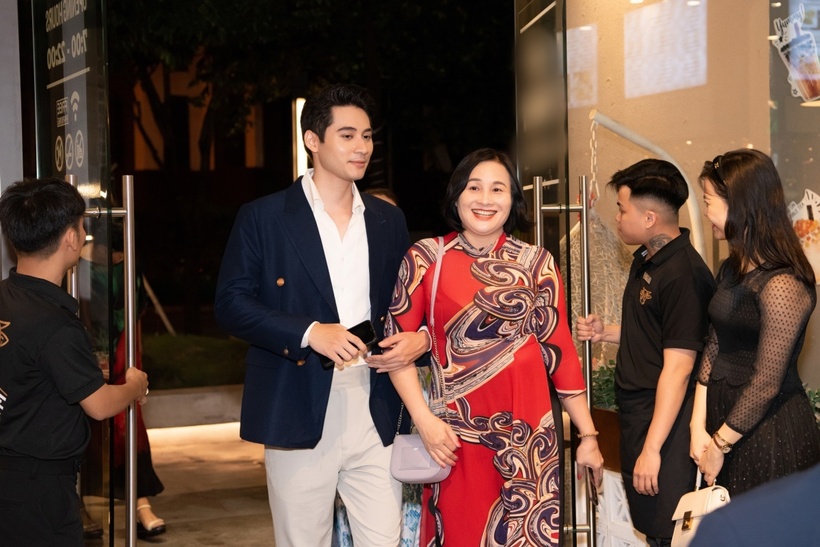 Nam vương Phạm Tuấn Ngọc và mẹ.