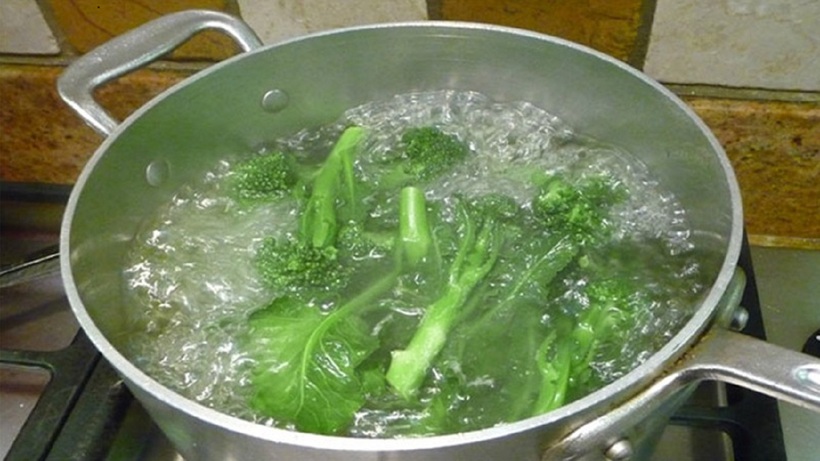 Đối với các loại củ quả như cà rốt, khoai tây, su hào, nên cắt thành những miếng nhỏ, càng nhỏ càng tốt để rút ngắn thời gian nấu. Ảnh minh họa