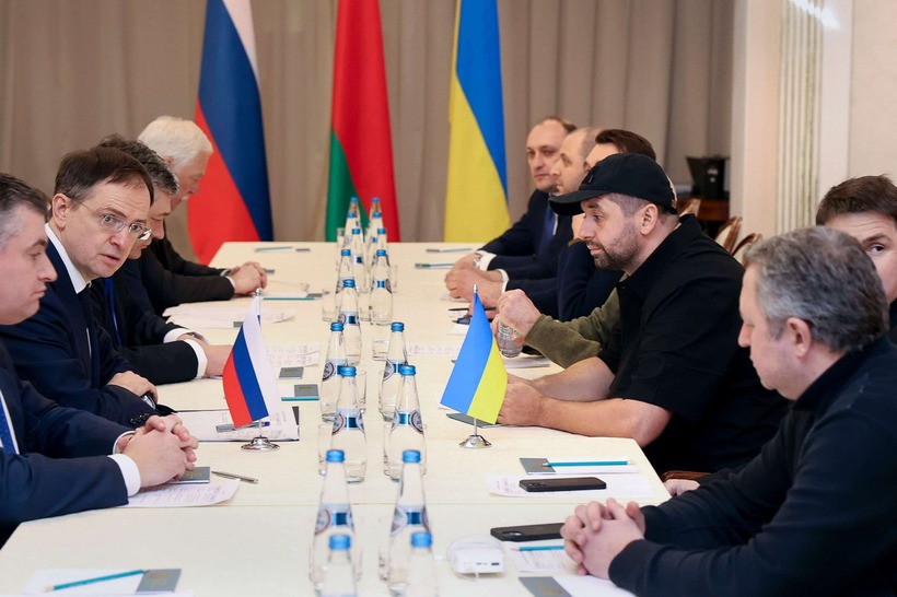 Phái đoàn Nga và Ukraine tham dự một cuộc đàm phán hòa bình ở Belarus vào năm 2022. Ảnh: AP