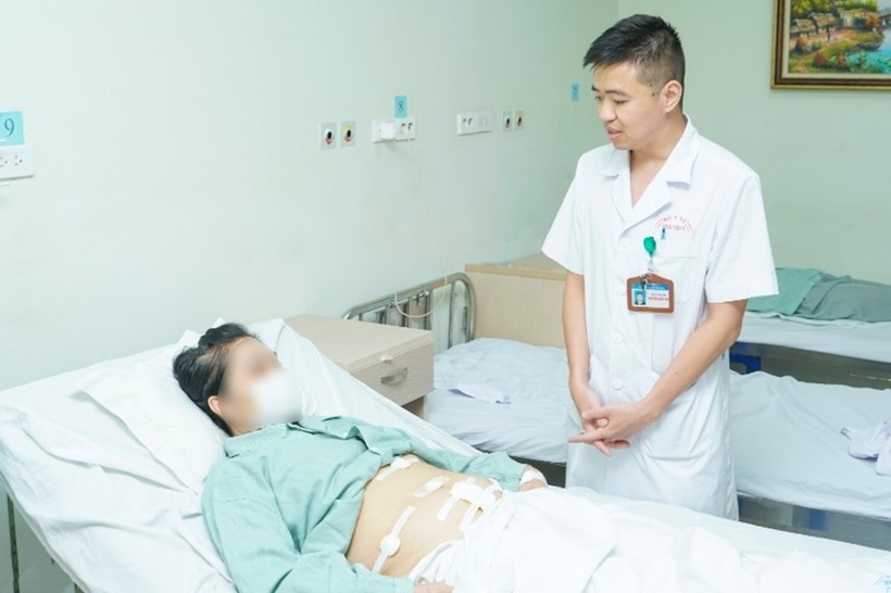 Bệnh nhân nữ bị thủng tạng rỗng do nuốt nhầm dị vật có chiều dài xấp xỉ 7cm. Ảnh: BVCC.