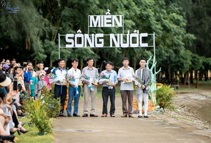 NTK Nhật Thực tặng hoa và kỉ niệm chương cảm ơn cán bộ, lãnh đạo địa phương.