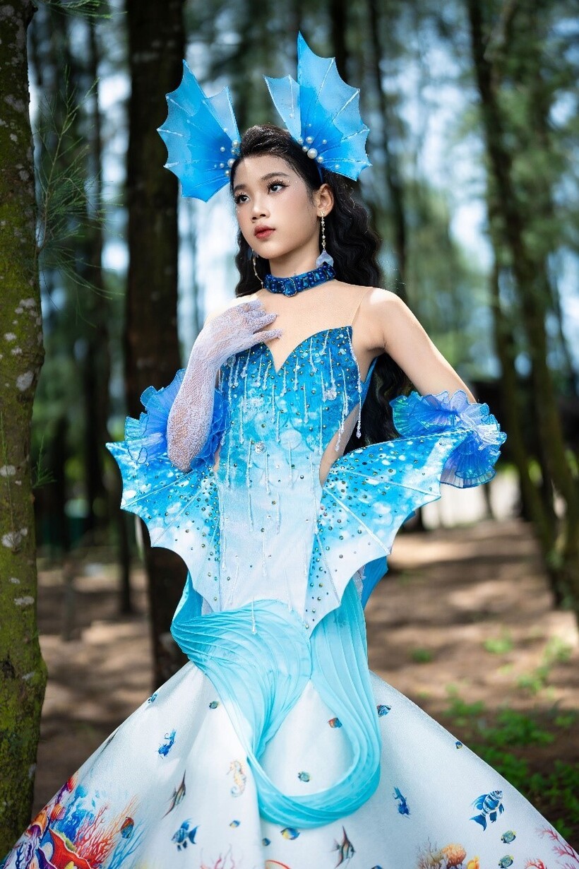 Nguyễn Ánh Ngọc- Gương mặt đại diện NTK Nhật Thực 2024 mở màn show diễn.