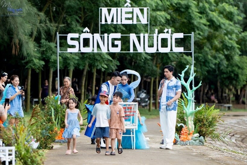 Bên cạnh đó show diễn còn có chương trình kêu gọi, ủng hộ những gia đình có hoàn cảnh đặc biệt khó khăn.