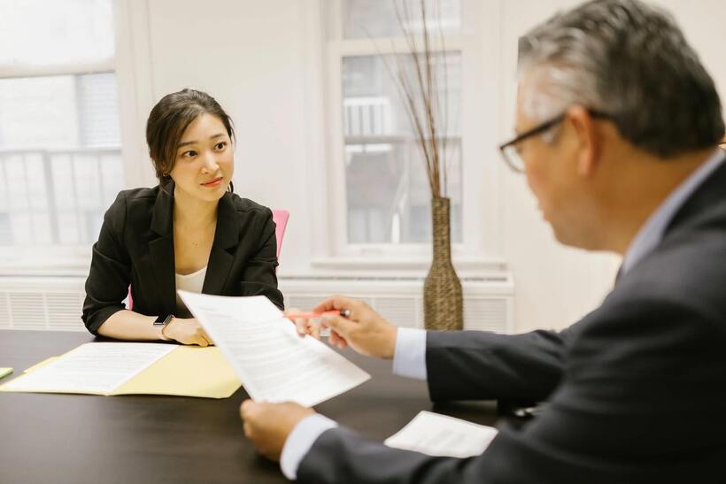 Thông dịch viên giúp truyền đạt thông tin giữa các bên không cùng ngôn ngữ