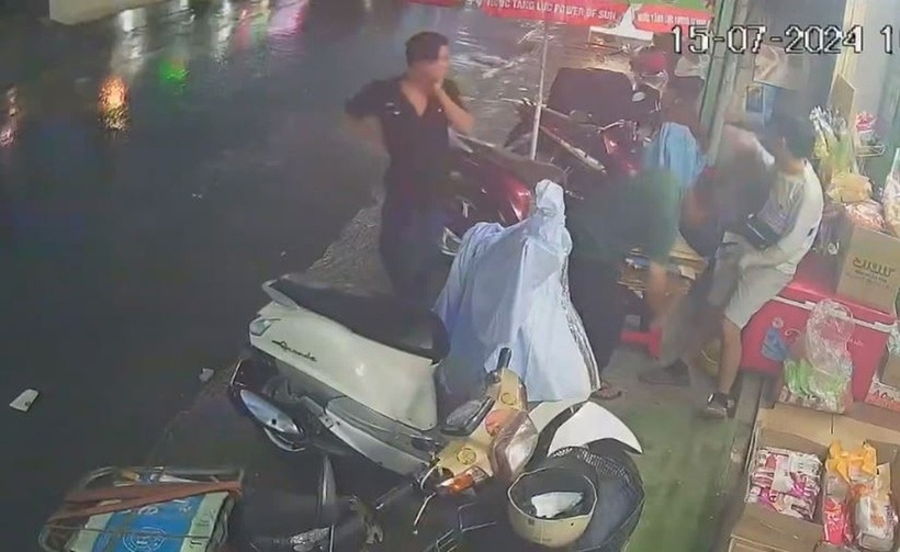 Người đàn ông đến tiệm tạp hóa hỏi mua dao trước khi gây án. Ảnh: Dân Trí