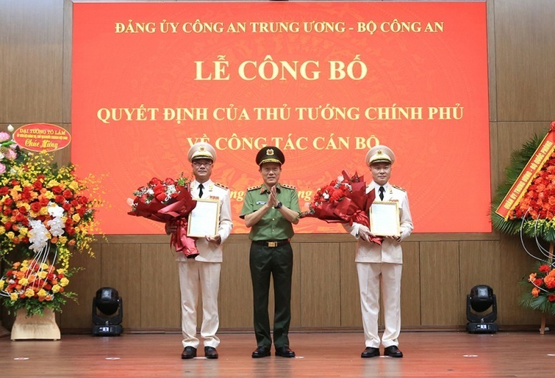 Bộ trưởng Lương Tam Quang chúc mừng tân Thứ trưởng Phạm Thế Tùng và tân Thứ trưởng Nguyễn Ngọc Lâm. Ảnh: Báo Chính phủ