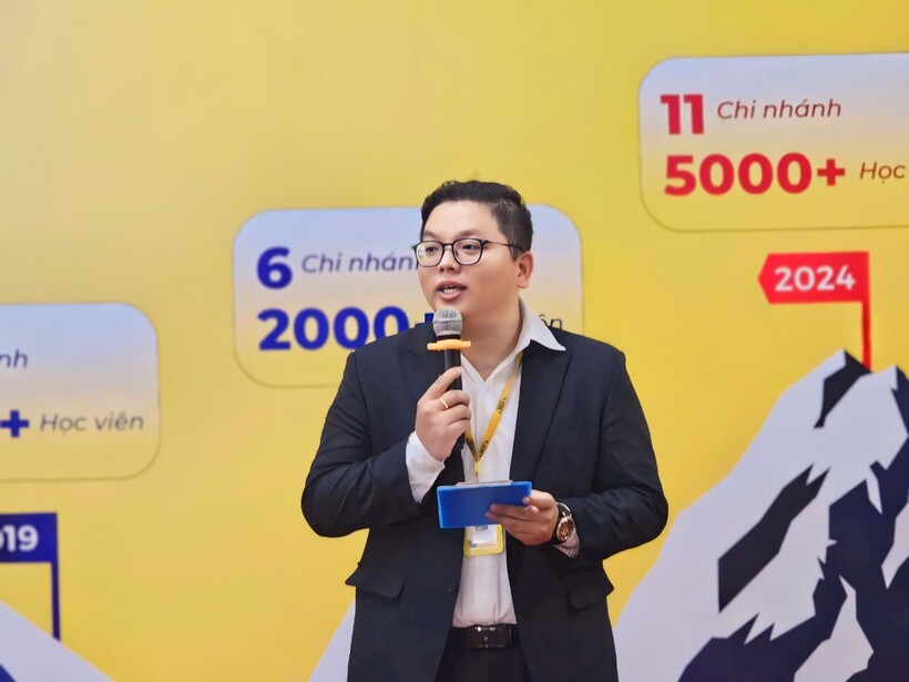 Ông ông Nguyễn Tấn Sang - Giám đốc điều hành WESET English Center phát biểu tại buổi lễ.