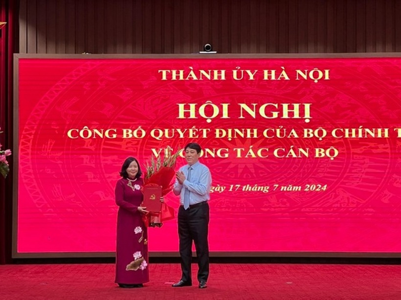 Thường trực Ban Bí thư Lương Cường trao quyết định và tặng hoa chúc mừng tân Bí thư Thành ủy Hà Nội.