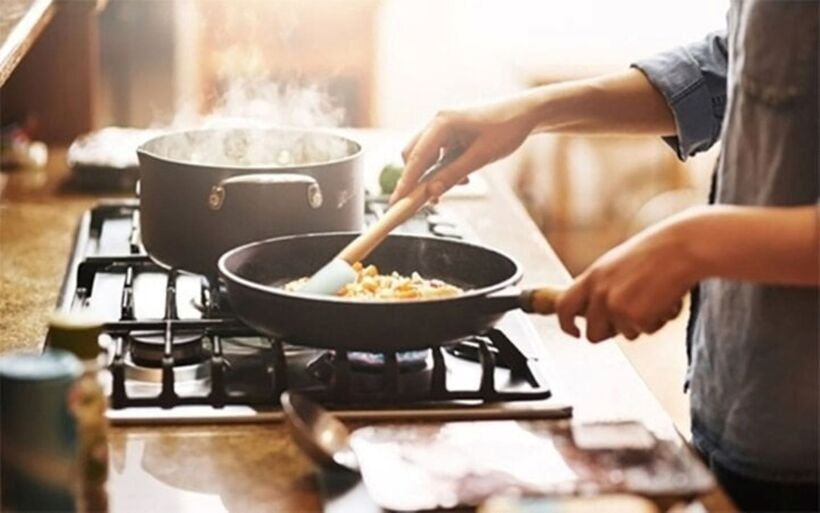 Nấu ăn trong phòng điều hòa đóng kín có thể gây ngộ độc khí CO. Ảnh minh họa