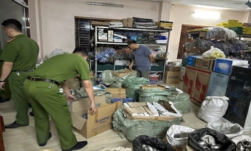 Lực lượng chức năng đang tiến hành khám xét, kiểm tra tại nơi làm việc của đối tượng liên quan đến vụ việc.