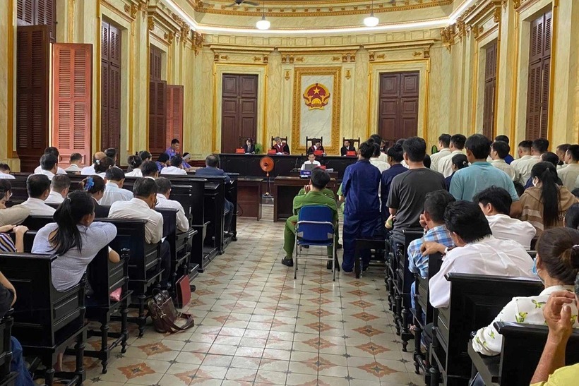 Đại diện VKSND TP.HCM phát biểu quan điểm về vụ án và đề nghị mức án đối với từng bị cáo. Ảnh: Dân Trí